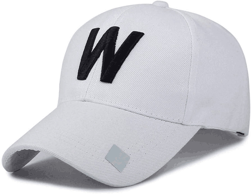 Beyzbol şapkası tarzı Beyaz nakışlı Logo şapkası Logo ayarlanabilir kemer kapanışı ile